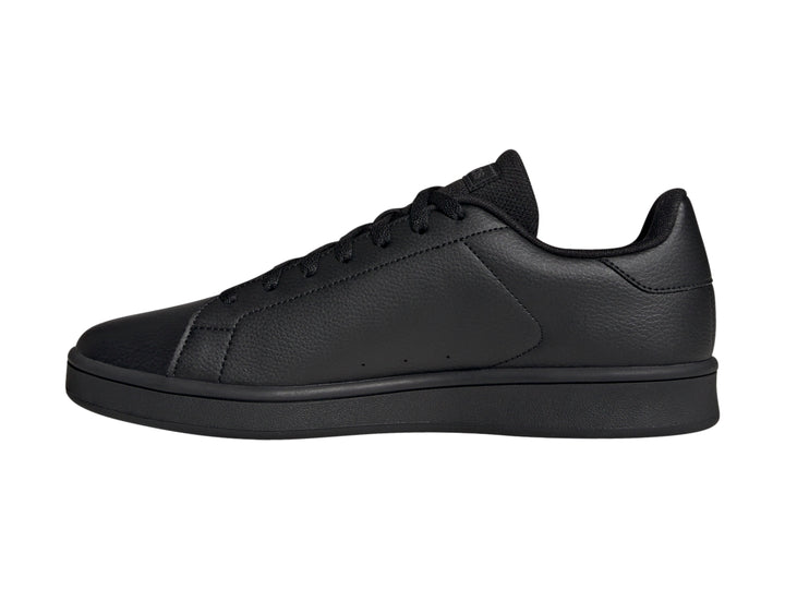 Tenis Adidas Urban Court en color negro total, vista lateral.