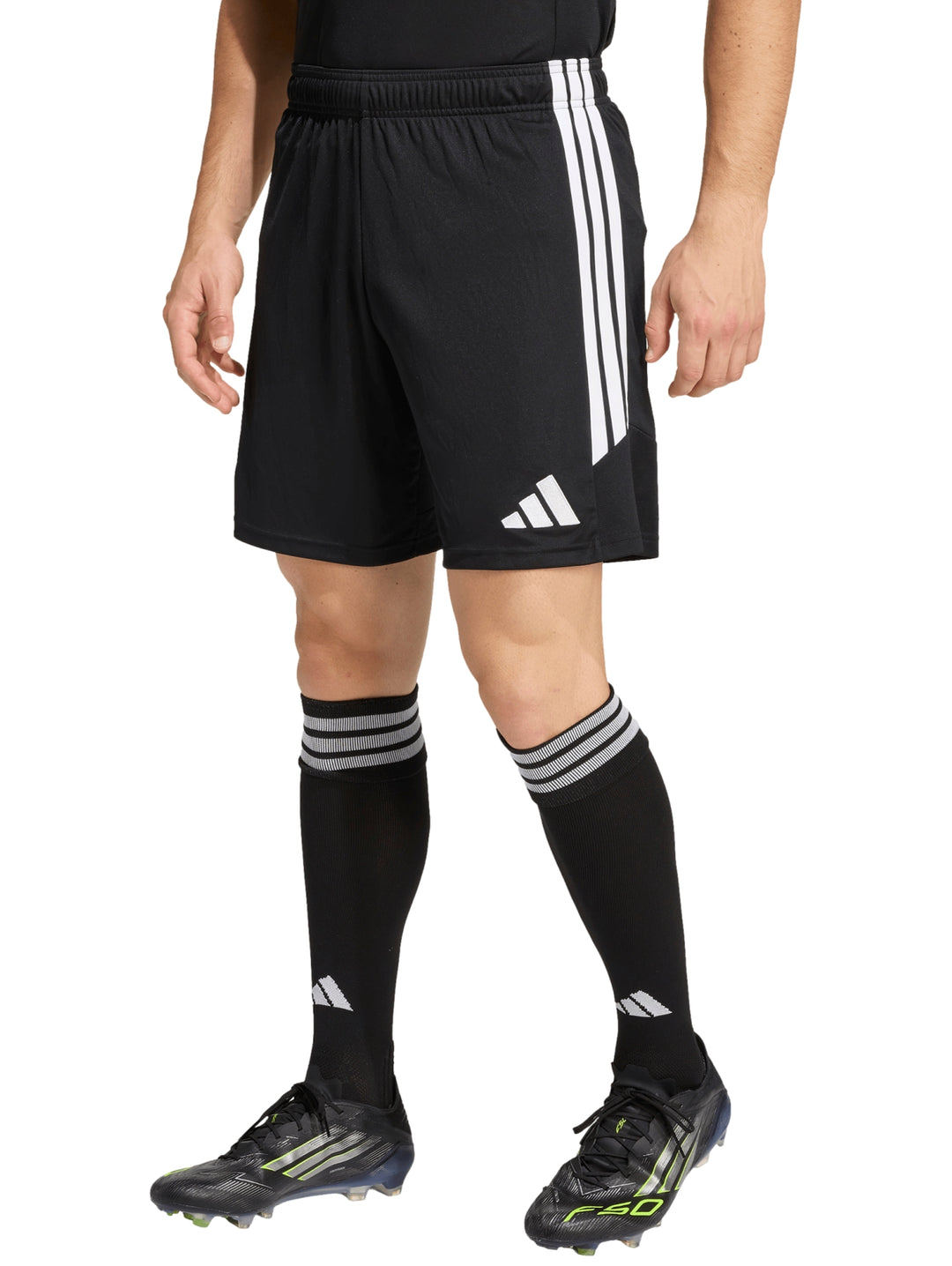 Shorts deportivos Adidas color negro con tres franjas blancas laterales para hombre.