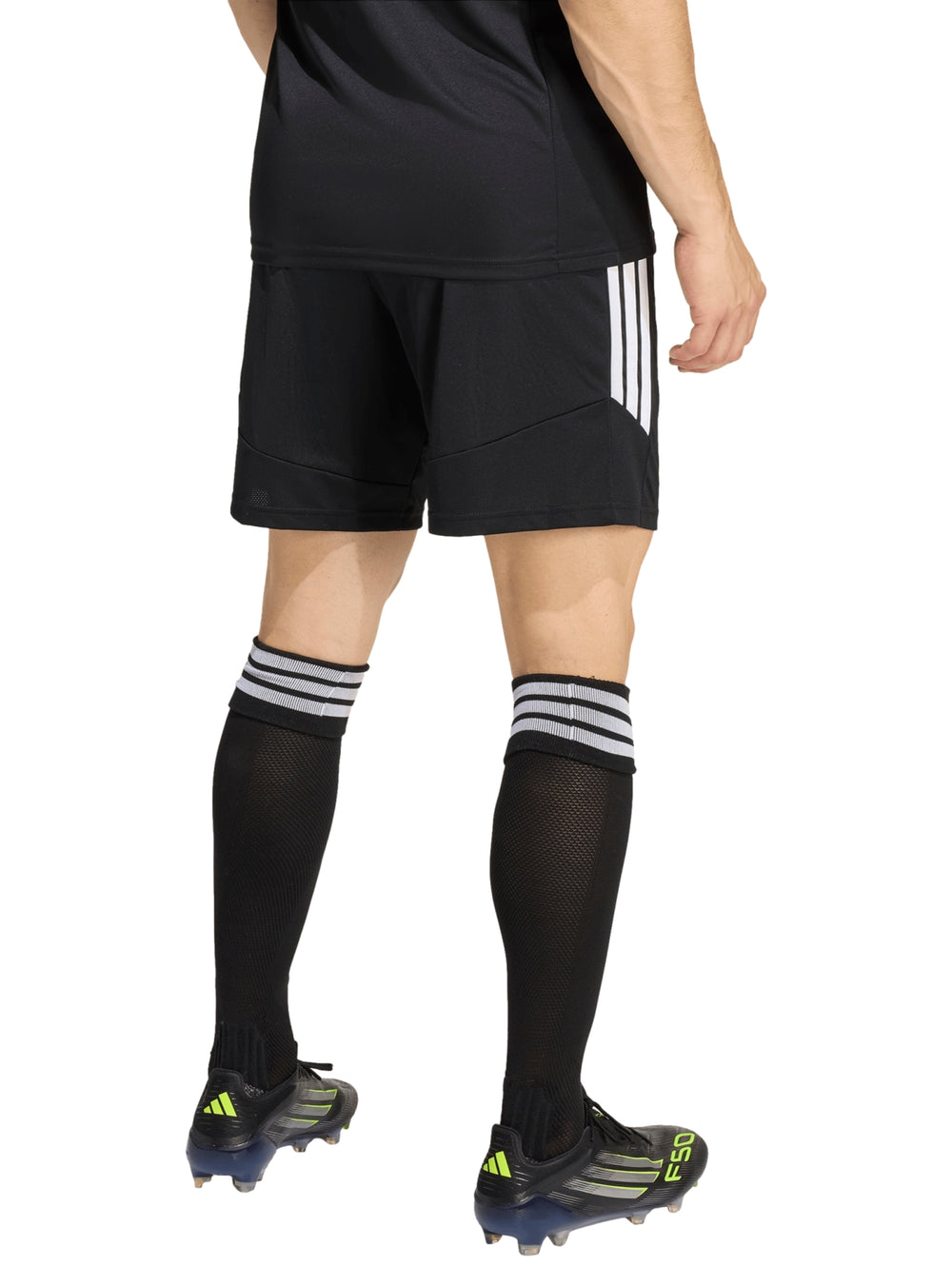 Shorts deportivos Adidas color negro con tres franjas blancas laterales para hombre.