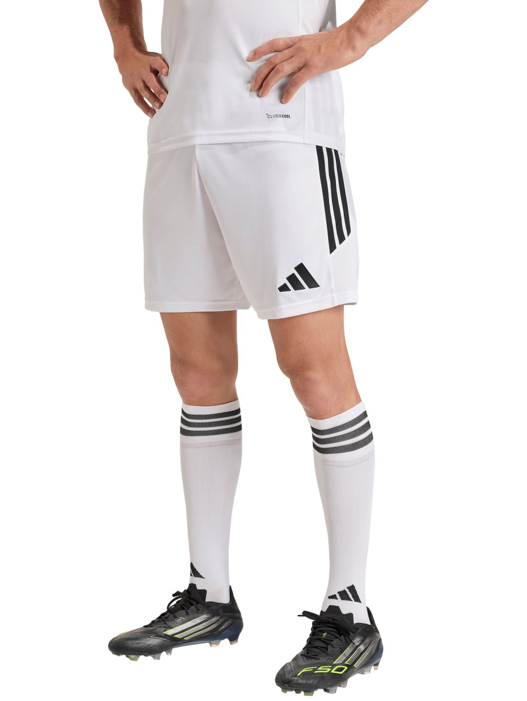 Shorts deportivos Adidas color blanco con rayas negras laterales para hombre.