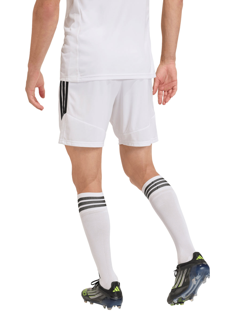 Shorts deportivos Adidas color blanco con rayas negras laterales para hombre.
