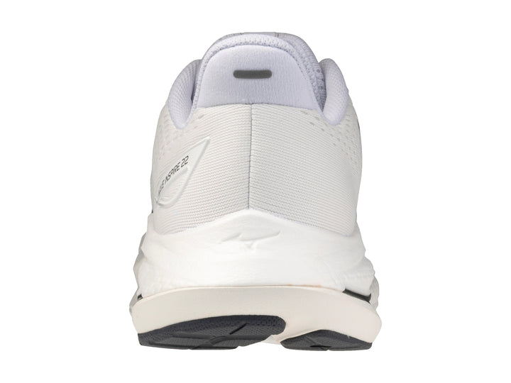 Tenis deportivos Mizuno Wave Inspire 22 color blanco con detalles negros para hombre.