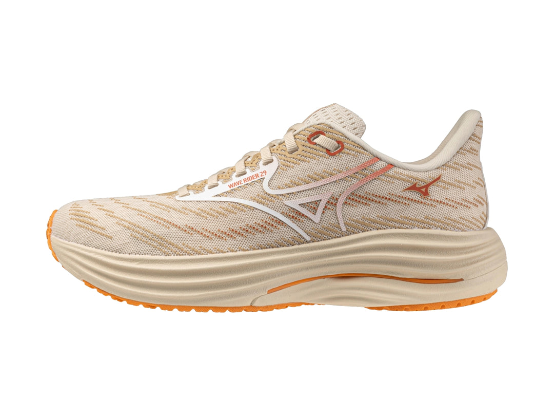 Tenis deportivos Mizuno Wave Rider 29 color arena con detalles blancos y suela naranja para mujer.