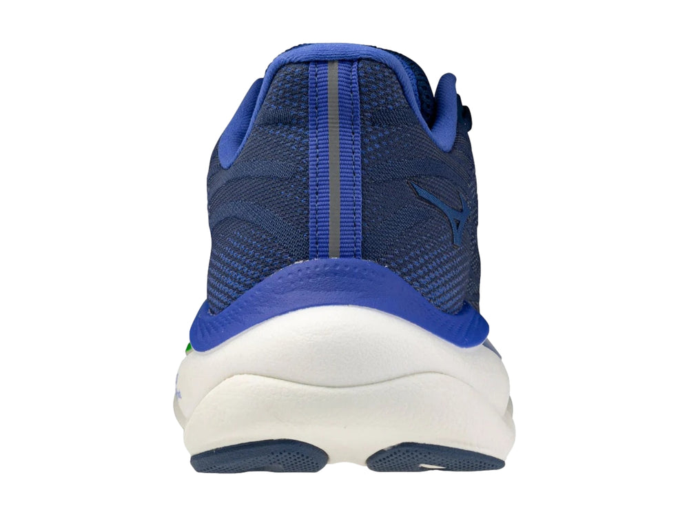 Tenis deportivos Mizuno Wave Sky 9 color azul con suela blanca y detalle verde lima para hombre.