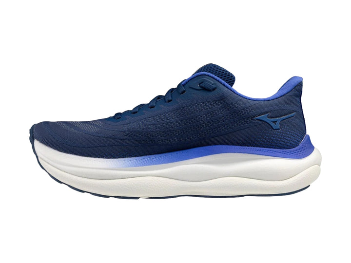 Tenis deportivos Mizuno Wave Sky 9 color azul con suela blanca y detalle verde lima para hombre.