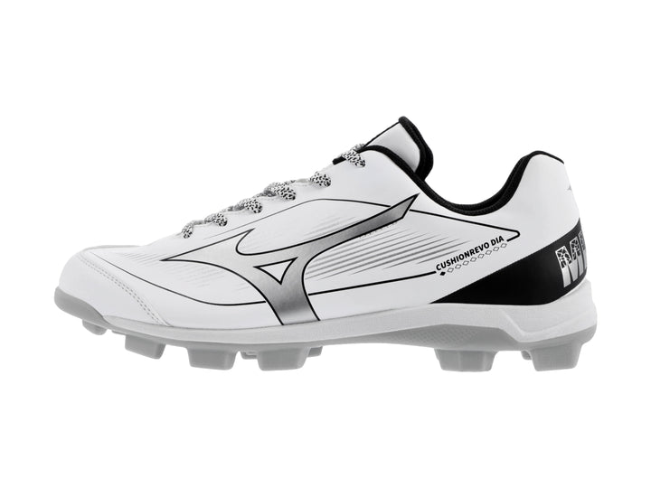 Zapato deportivo Mizuno blanco con detalles negros y suela de tacos gris.