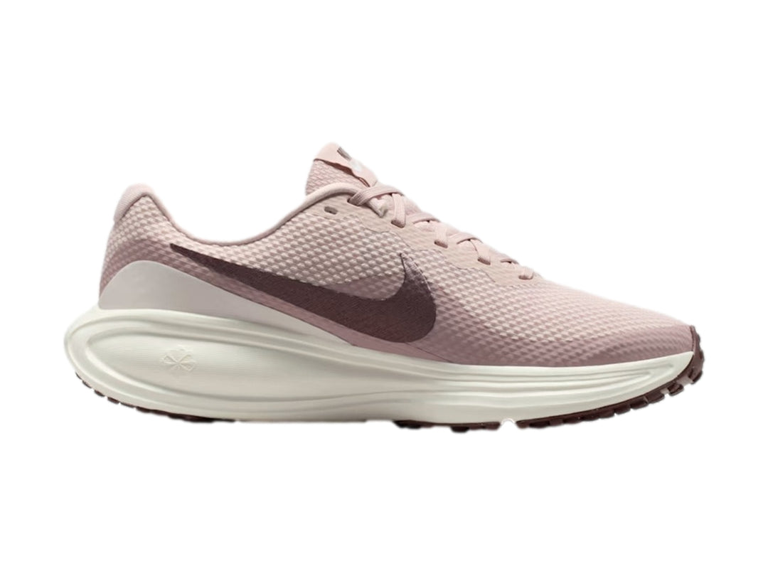 Tenis Nike Revolution 8 para mujer en color rosa con suela blanca y detalles en rosa oscuro.