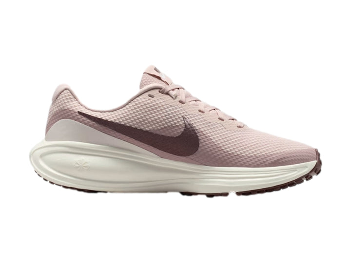 Tenis Nike Revolution 8 para mujer en color rosa con suela blanca y detalles en rosa oscuro.