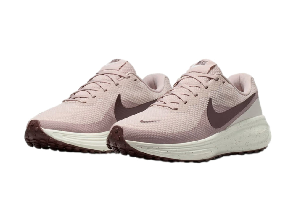 Tenis Nike Revolution 8 para mujer en color rosa con suela blanca y detalles en rosa oscuro.