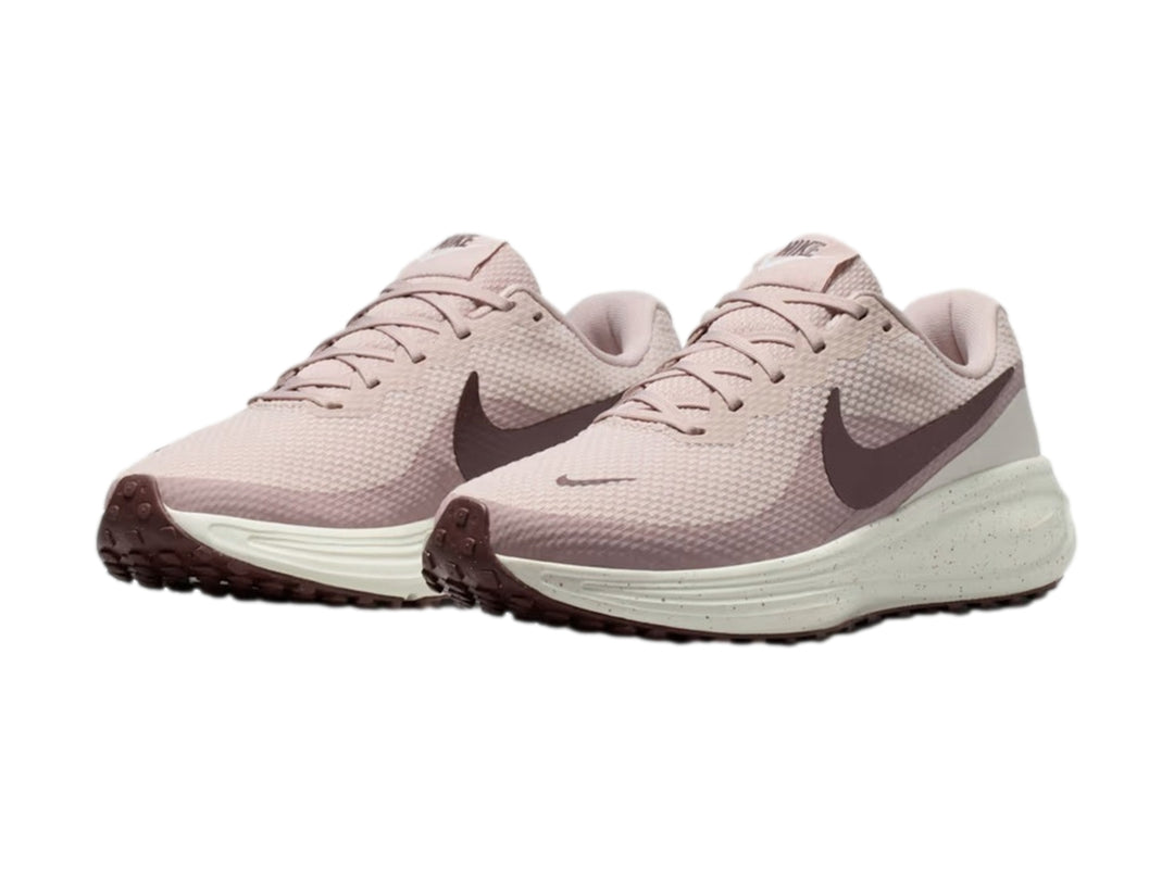 Tenis Nike Revolution 8 para mujer en color rosa con suela blanca y detalles en rosa oscuro.