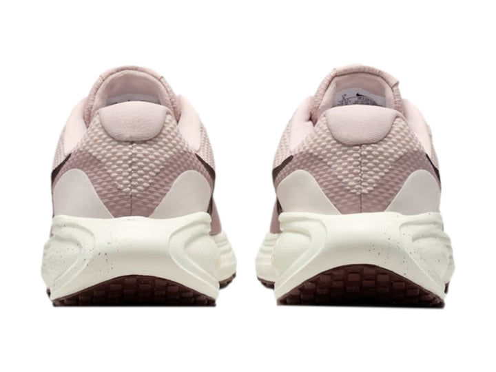 Tenis Nike Revolution 8 para mujer en color rosa con suela blanca y detalles en rosa oscuro.