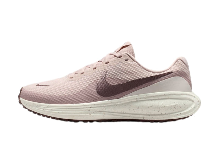 Tenis Nike Revolution 8 para mujer en color rosa con suela blanca y detalles en rosa oscuro.