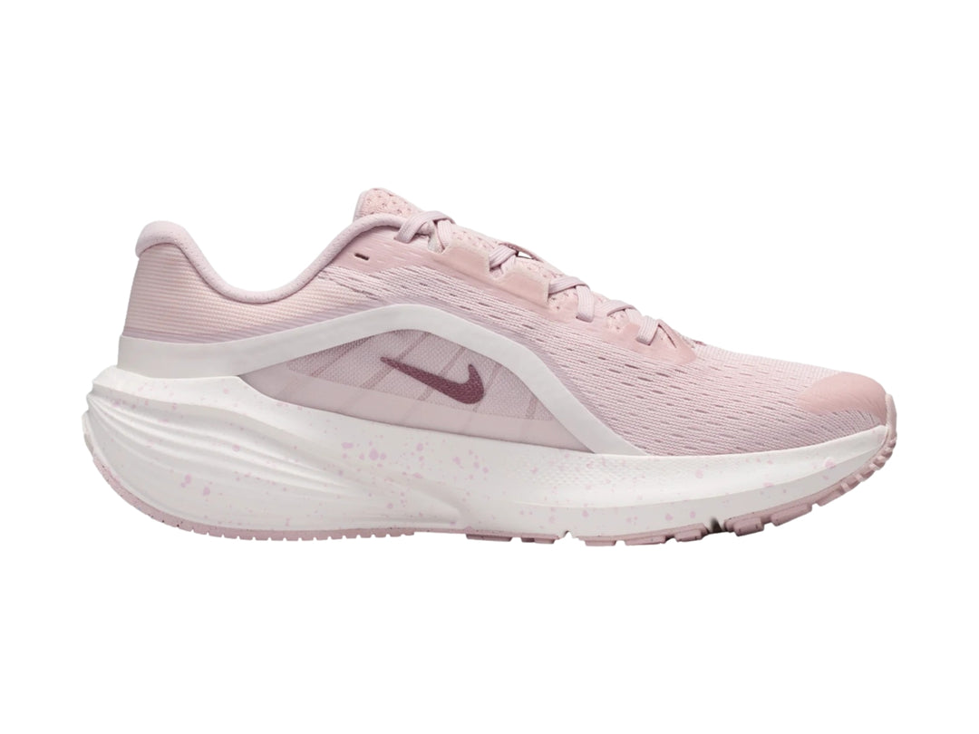 Tenis Nike Downshifter 14 color rosado y blanco para mujer, vista lateral.