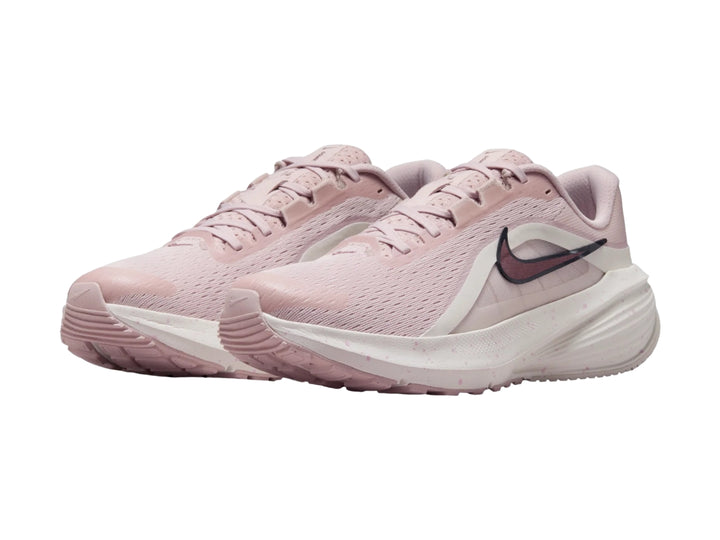 Tenis Nike Downshifter 14 color rosado y blanco para mujer, vista lateral.