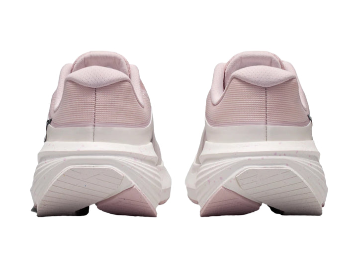 Tenis Nike Downshifter 14 color rosado y blanco para mujer, vista lateral.