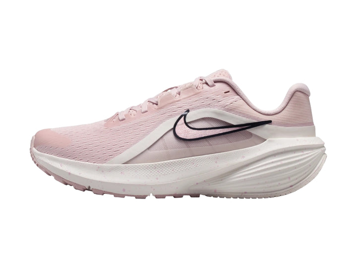 Tenis Nike Downshifter 14 color rosado y blanco para mujer, vista lateral.