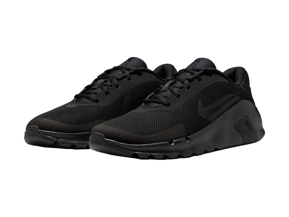 Tenis Nike Flex Train color negro para hombre, vista lateral sobre fondo blanco.