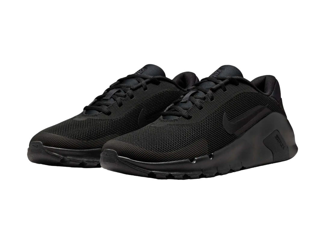 Tenis Nike Flex Train color negro para hombre, vista lateral sobre fondo blanco.