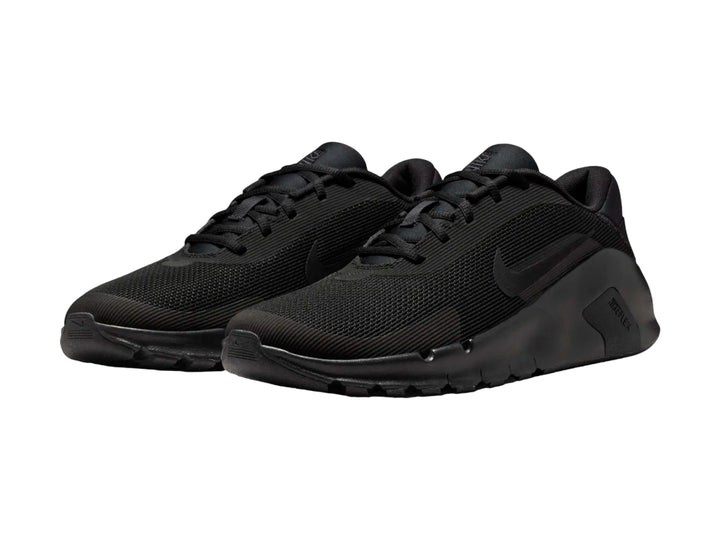 Tenis Nike Flex Train color negro para hombre, vista lateral sobre fondo blanco.