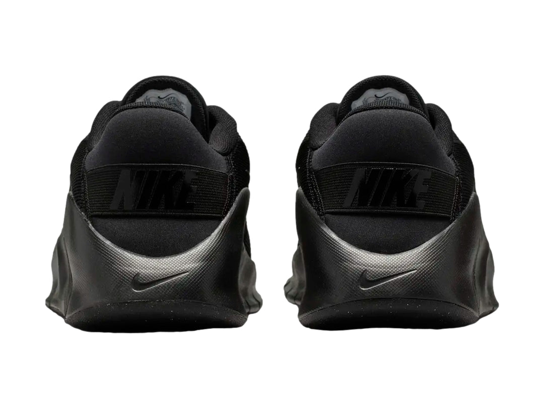 Tenis Nike Flex Train color negro para hombre, vista lateral sobre fondo blanco.