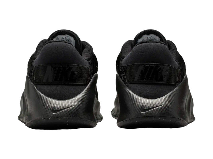 Tenis Nike Flex Train color negro para hombre, vista lateral sobre fondo blanco.