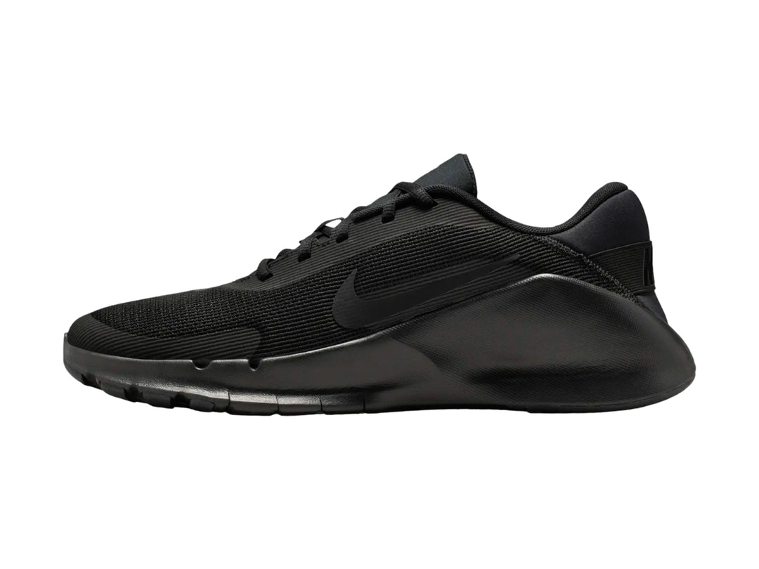 Tenis Nike Flex Train color negro para hombre, vista lateral sobre fondo blanco.