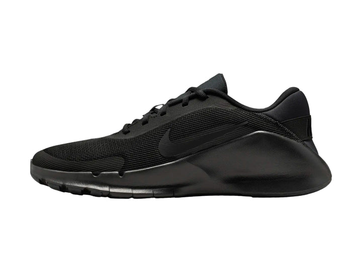 Tenis Nike Flex Train color negro para hombre, vista lateral sobre fondo blanco.