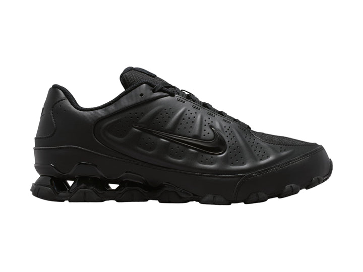 Tenis Nike RAX 8 NSW SL color negro para hombre, vista lateral sobre fondo blanco.