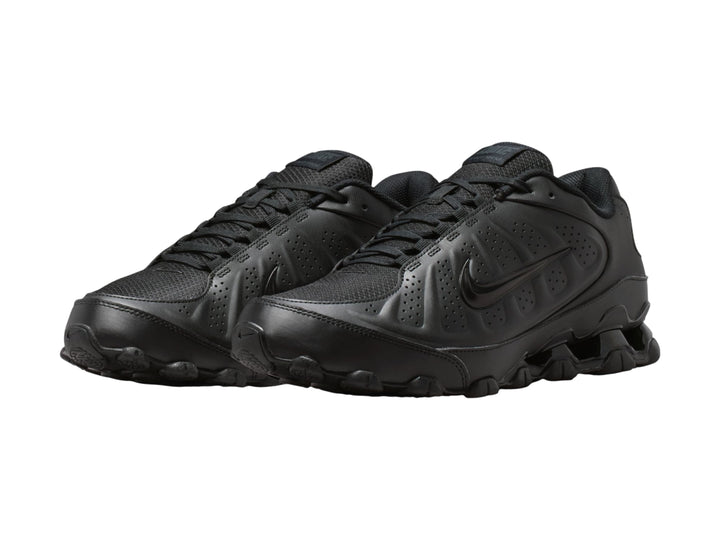 Tenis Nike RAX 8 NSW SL color negro para hombre, vista lateral sobre fondo blanco.