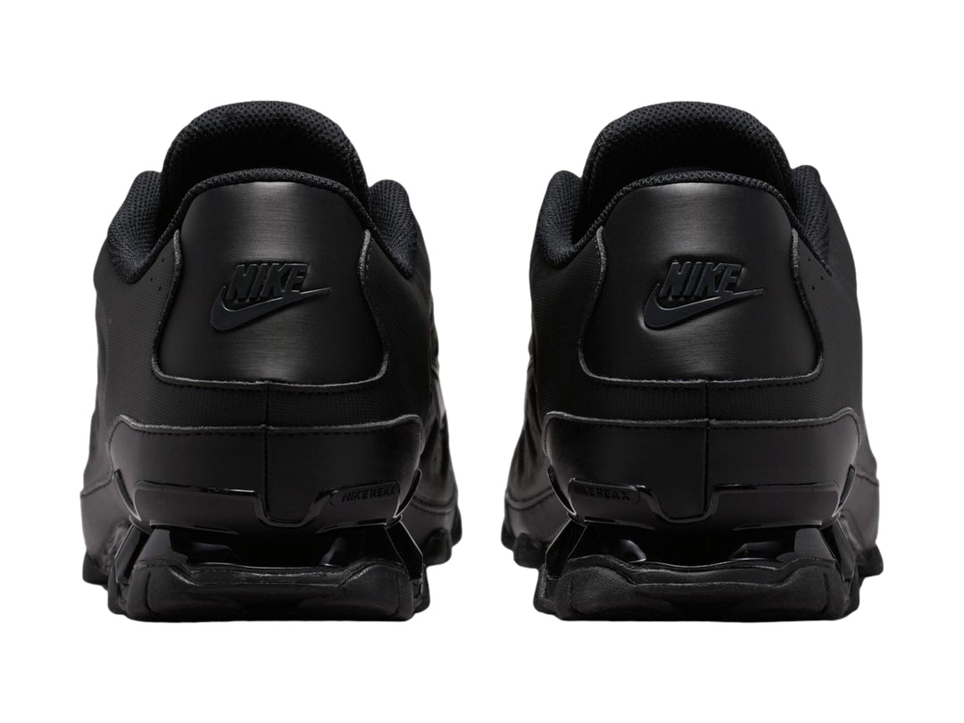 Tenis Nike RAX 8 NSW SL color negro para hombre, vista lateral sobre fondo blanco.