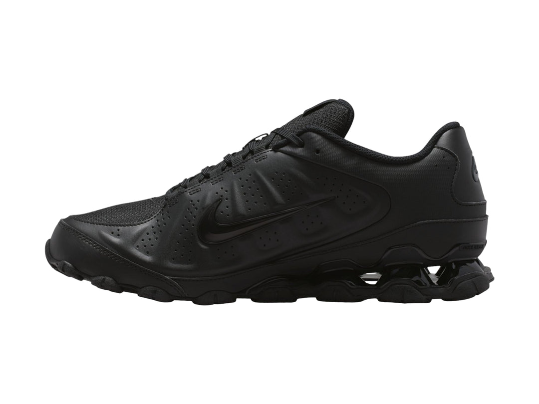 Tenis Nike RAX 8 NSW SL color negro para hombre, vista lateral sobre fondo blanco.