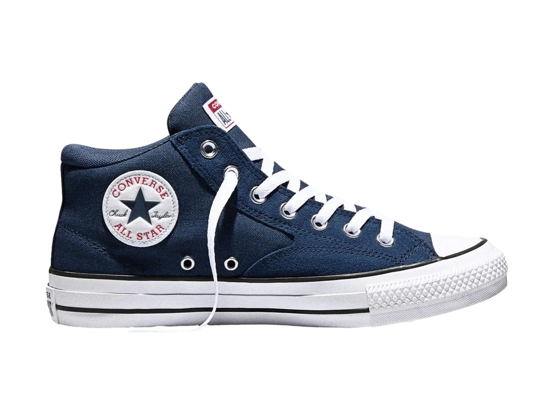 Tenis Converse azul marino con suela y agujetas blancas para hombre.