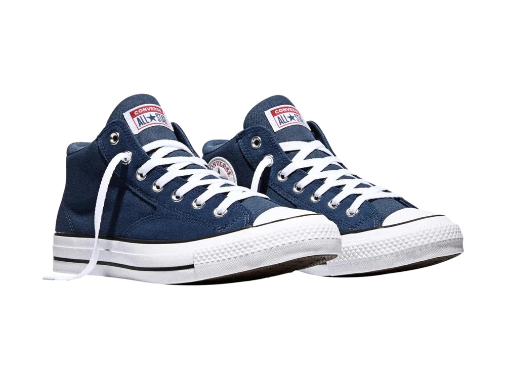 Tenis Converse azul marino con suela y agujetas blancas para hombre.
