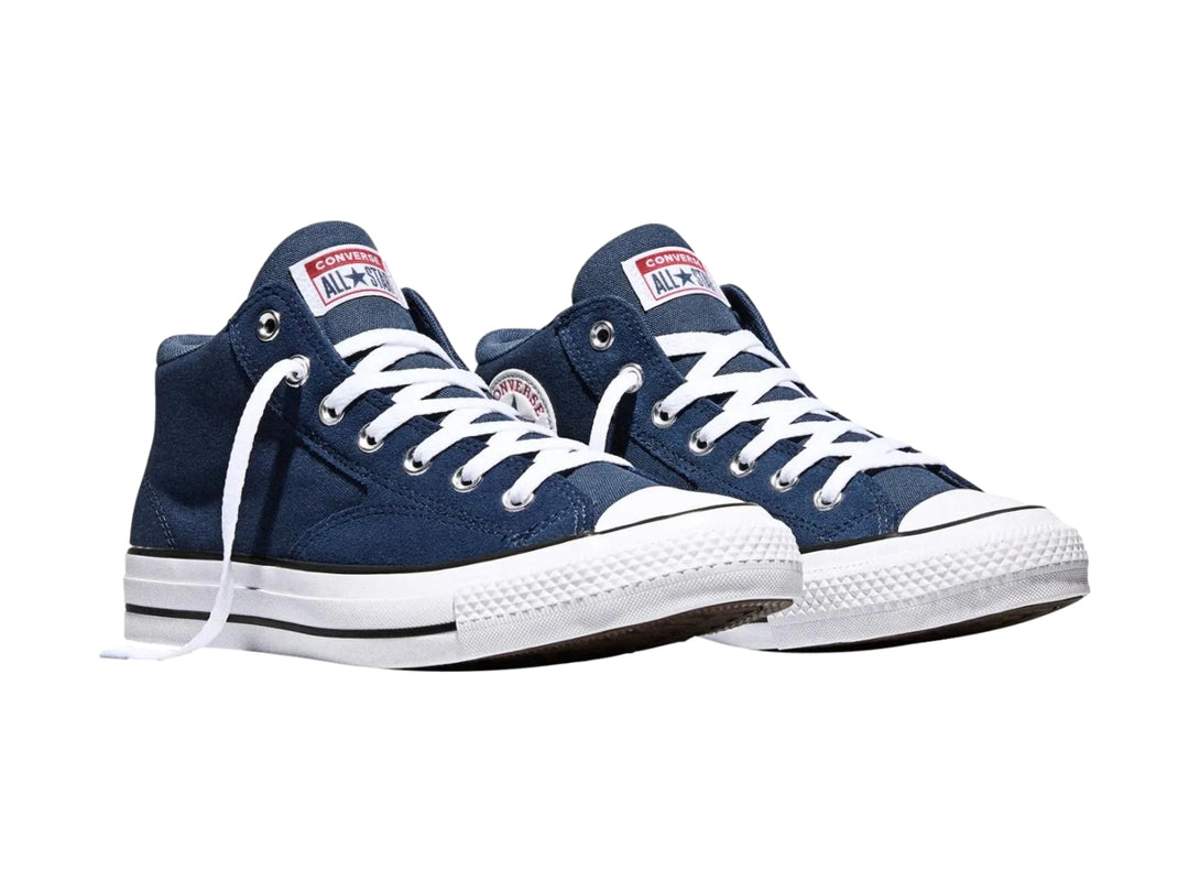 Tenis Converse azul marino con suela y agujetas blancas para hombre.