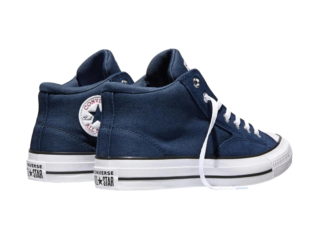 Tenis Converse azul marino con suela y agujetas blancas para hombre.