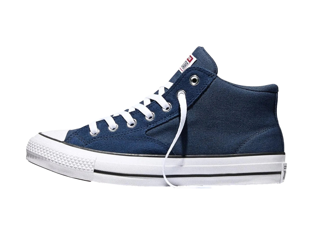Tenis Converse azul marino con suela y agujetas blancas para hombre.