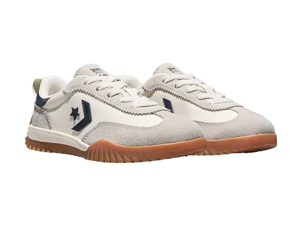 Tenis Converse Run Star Trainer color hueso con suela de goma café para niña.