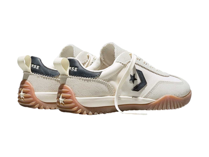Tenis Converse Run Star Trainer color hueso con suela de goma café para niña.