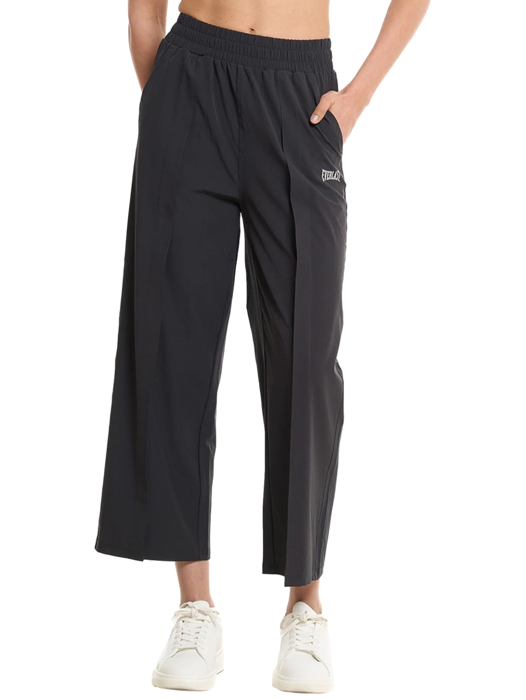 Mujer vistiendo pantalones deportivos Everlast de color negro con pierna ancha y cintura elástica.