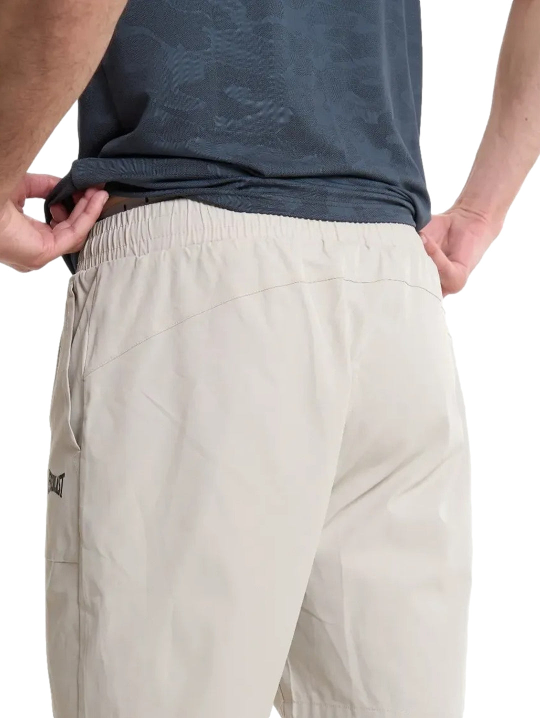Pantalones cortos deportivos color arena de la marca Everlast.