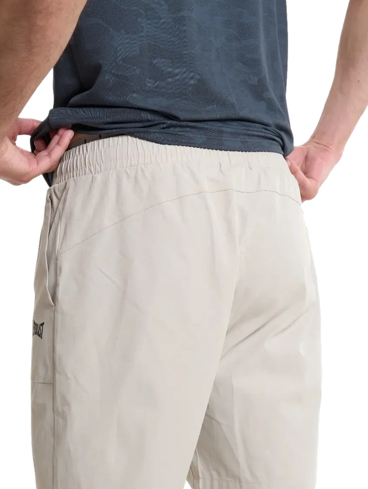 Pantalones cortos deportivos color arena de la marca Everlast.