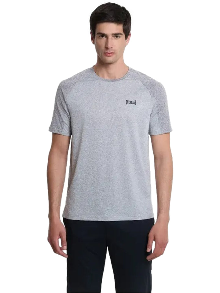 Hombre vistiendo playera deportiva Everlast de color gris jaspeado y cuello redondo.