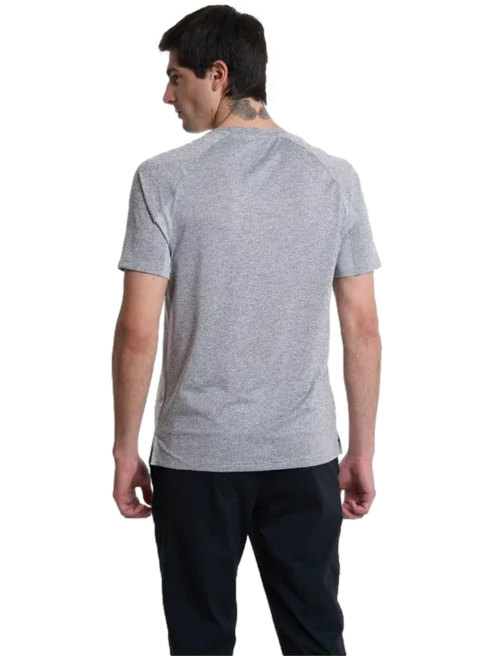 Hombre vistiendo playera deportiva Everlast de color gris jaspeado y cuello redondo.