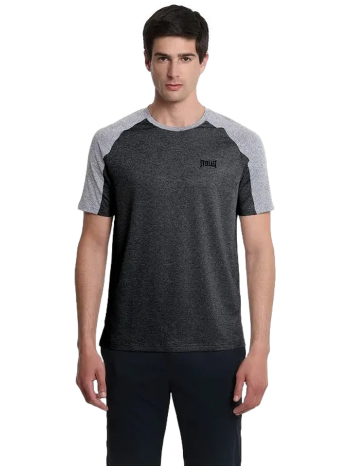 Hombre vistiendo playera deportiva Everlast en color negro con mangas grises.