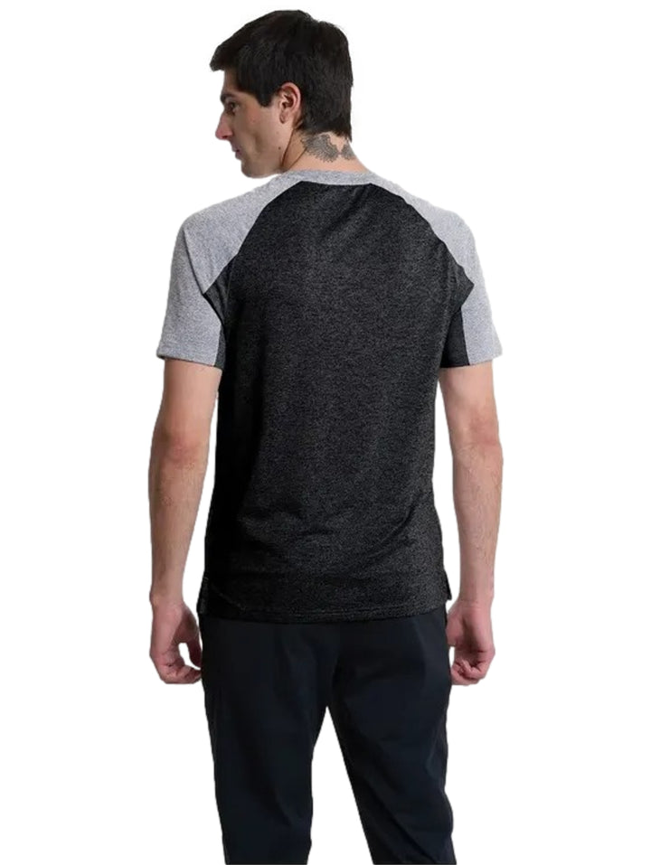 Hombre vistiendo playera deportiva Everlast en color negro con mangas grises.