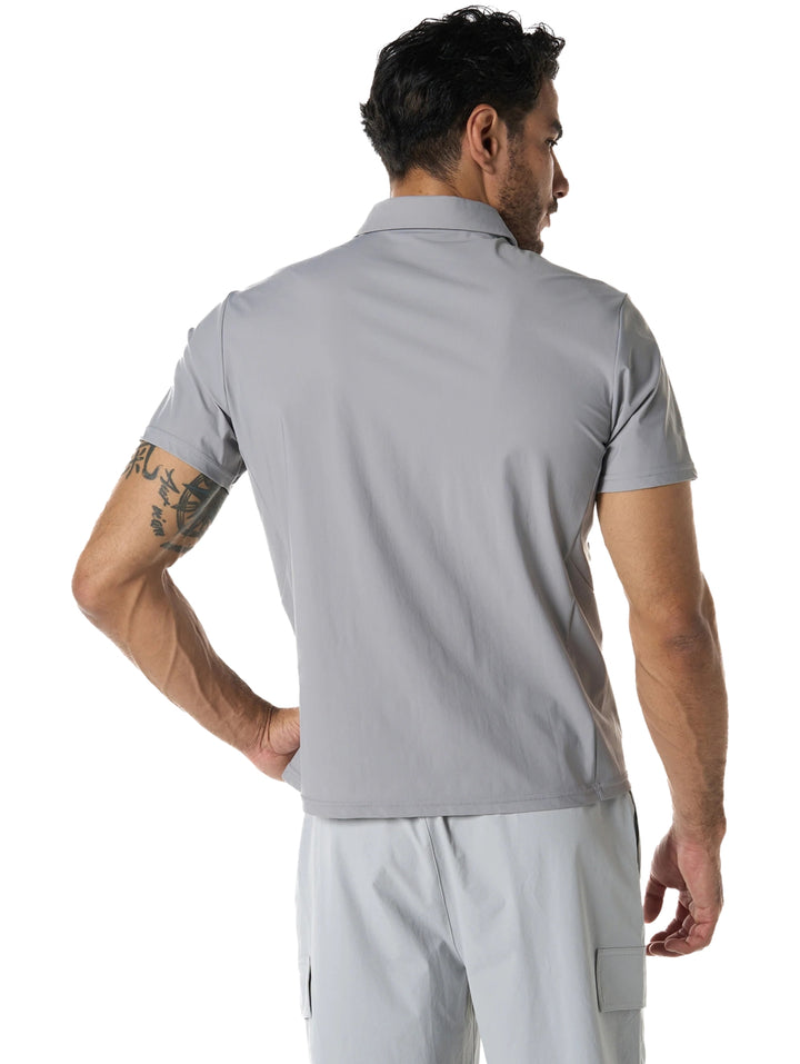 Hombre vistiendo playera polo deportiva color gris de la marca Everlast.