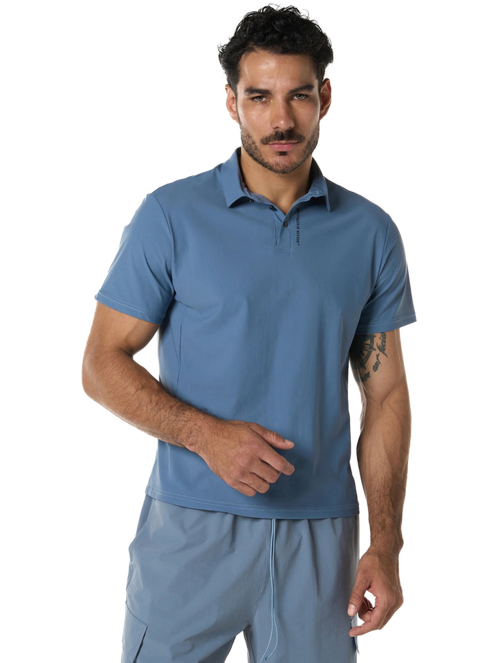 Hombre vistiendo conjunto deportivo Everlast de color azul compuesto por polo y shorts.