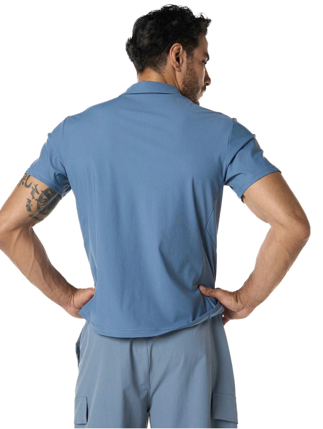 Hombre vistiendo conjunto deportivo Everlast de color azul compuesto por polo y shorts.
