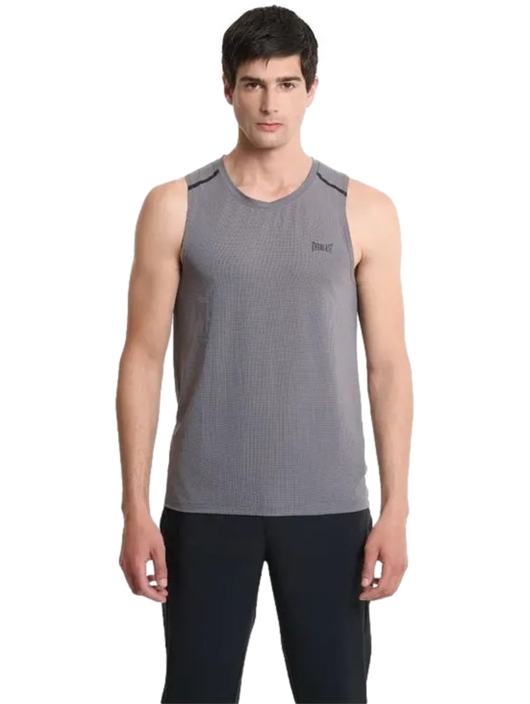 Hombre vistiendo una camiseta deportiva sin mangas de color gris de la marca Everlast.