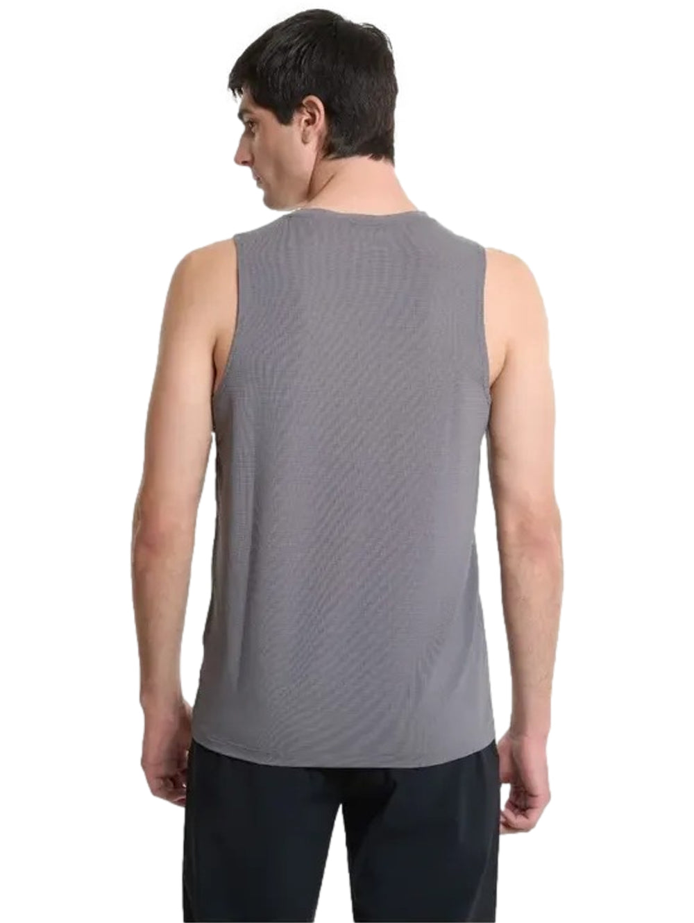 Hombre vistiendo una camiseta deportiva sin mangas de color gris de la marca Everlast.